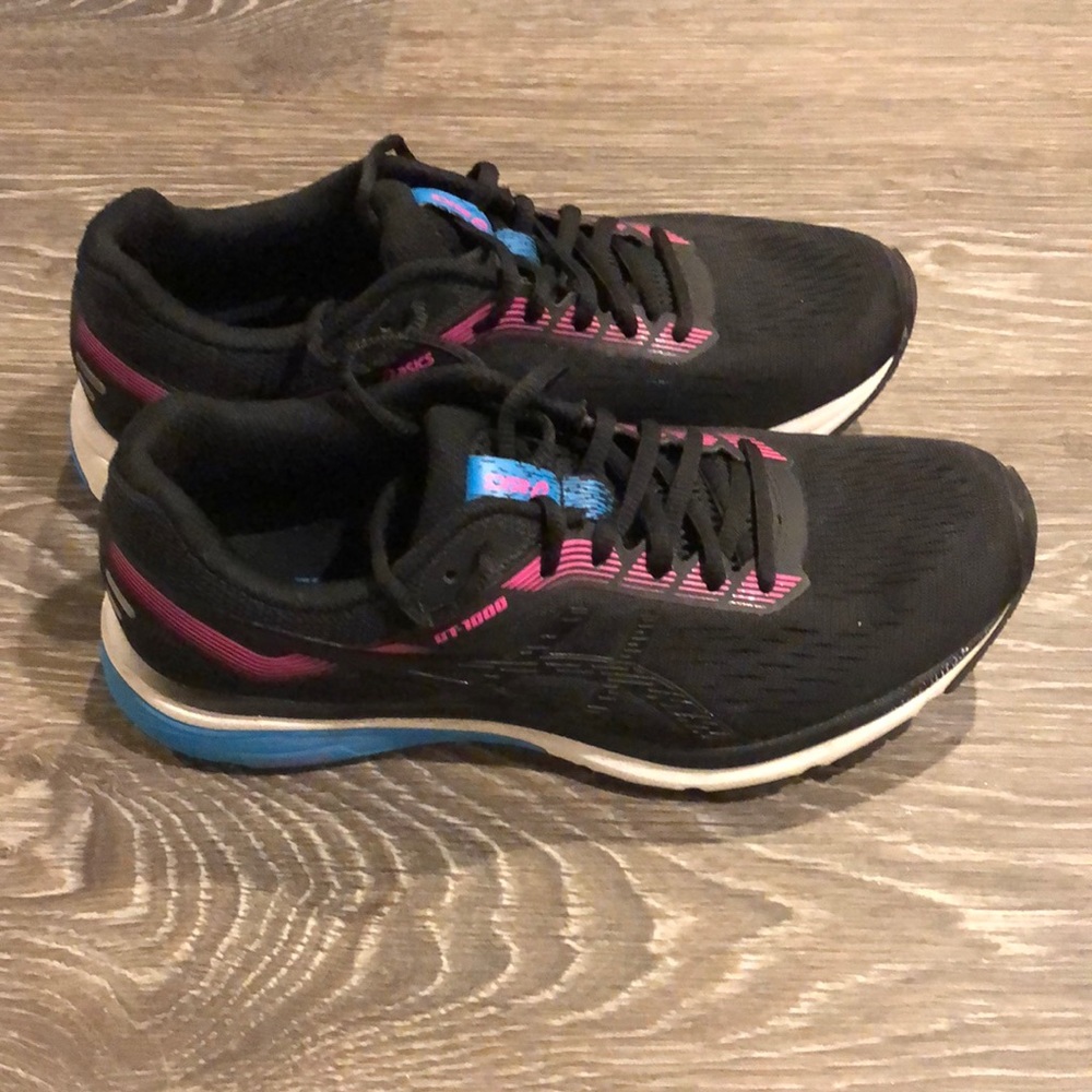 Women’s running shoes. Asics, U.S. size 8.5. Lightly used. Good condition.